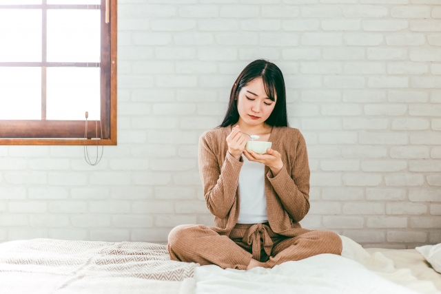 食事制限で急激に痩せようとしている女性